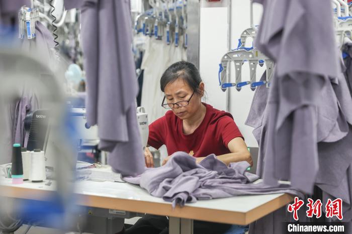 江西南昌:針織服裝企業(yè)趕制出口訂單忙